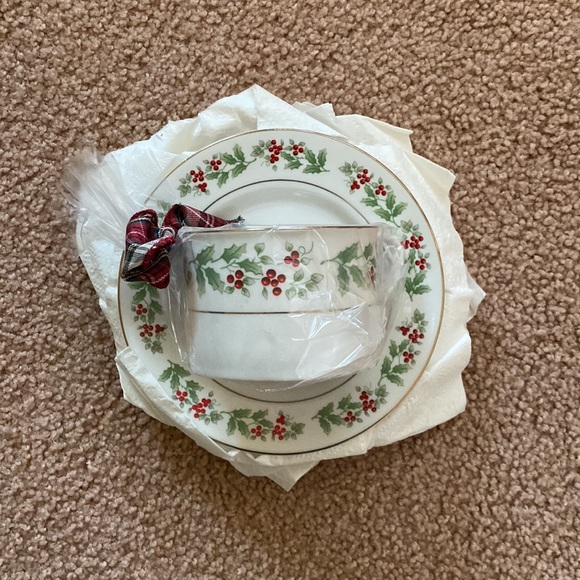 Gibson. Vintage holiday harmony design. Set of 4 teacups & saucers holly design. - Picture 3 of 9